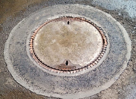 Schachtabdeckung in Asphalt